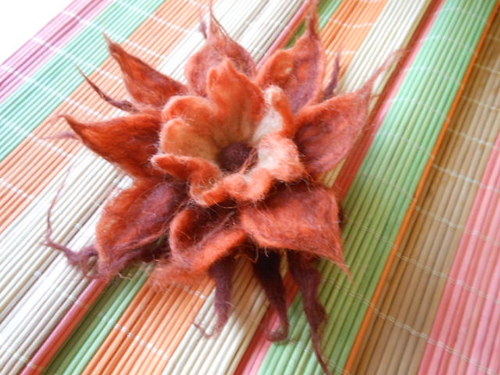 Plstěný oranžovohnědý květ — foto 2