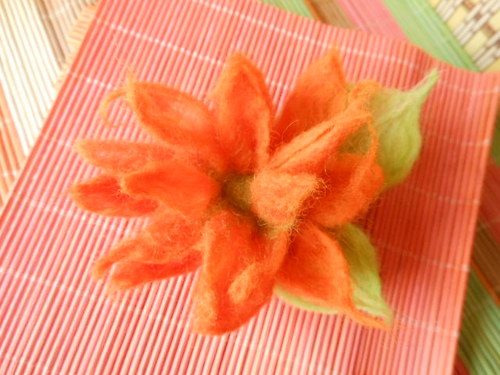 Plstěný oranžový květ — foto 2