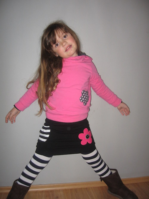 Sukýnka s kytičkou černá — foto 2