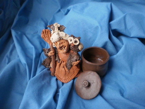 Ježibabka s hrncem,sovičkou,kocourkem,9cm — foto 2