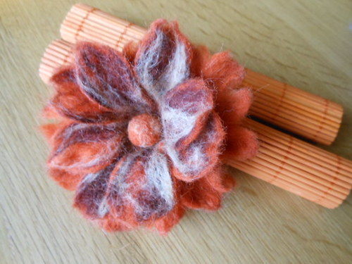 Plstěný oranžovohnědý květ — foto 2