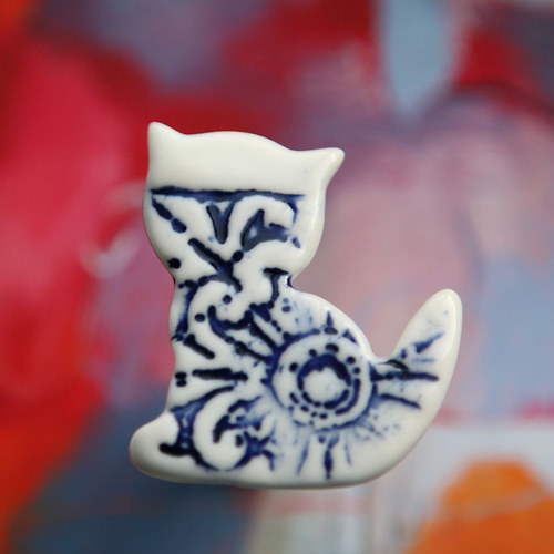 Kočičí posezení (porcelánová brož) — foto 2