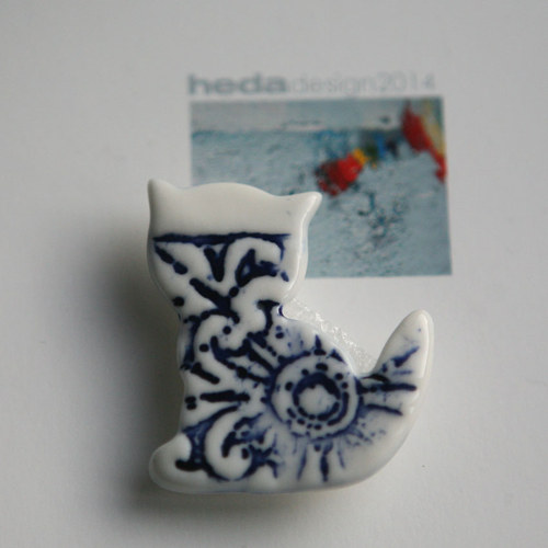 Kočičí posezení (porcelánová brož) — foto 3