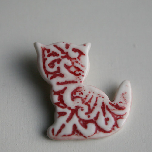 Kočičí posezení (porcelánová brož) — foto 2