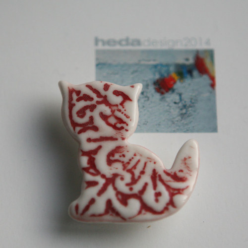 Kočičí posezení (porcelánová brož) — foto 3