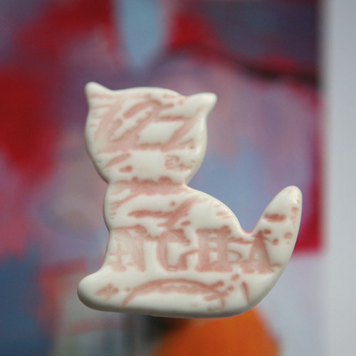 Koči-čí psaní (porcelánová brož) — foto 2