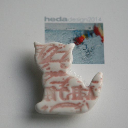 Koči-čí psaní (porcelánová brož) — foto 3