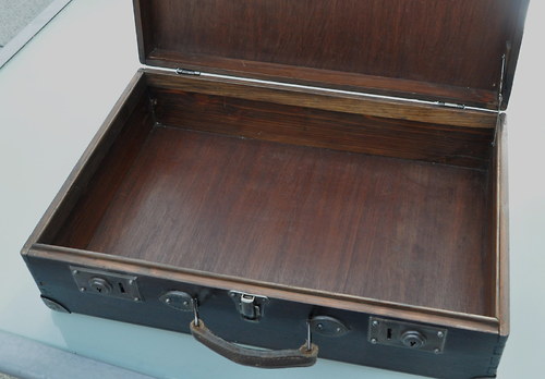 Dřevěný okovaný kufřík — foto 4