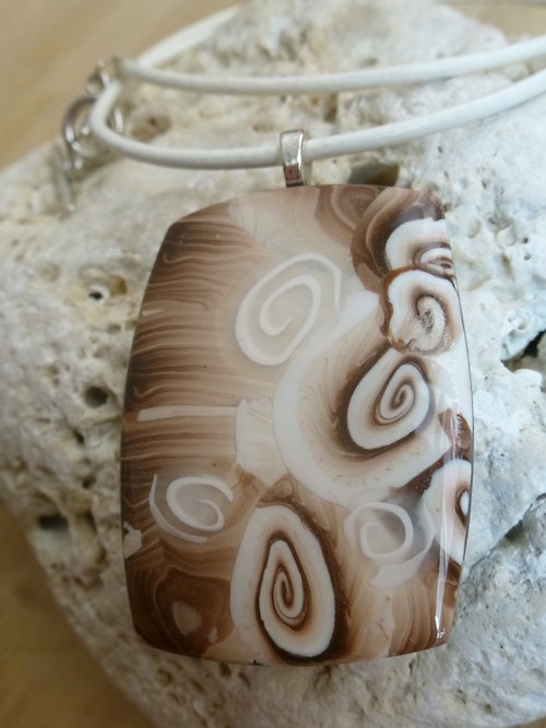 Náhrdelník hnědobílý — foto 2