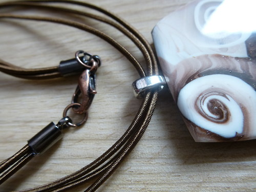 Hnědobílý náhrdelník I. — foto 2