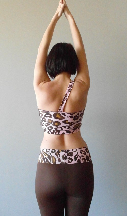 Asymetrický hnědý top - růžový leopard — foto 5