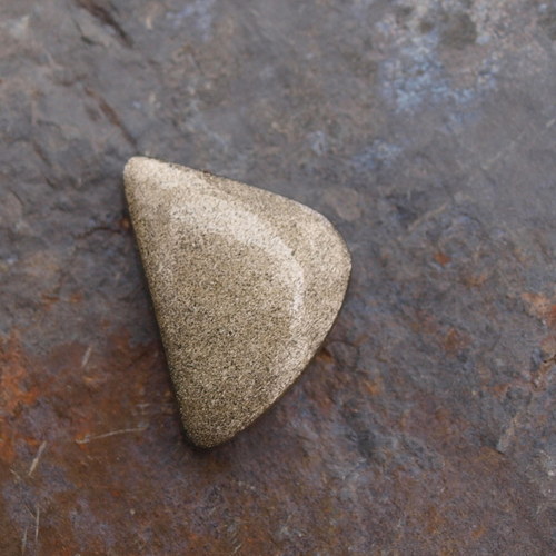 Obsidián stříbrný, kabošon č. 1422 — foto 2