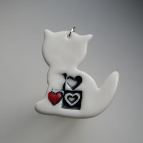 Kočka srdcatá (porcelánový přívěs) — foto 2
