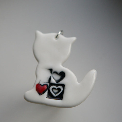 Kočka srdcatá (porcelánový přívěs) — foto 3