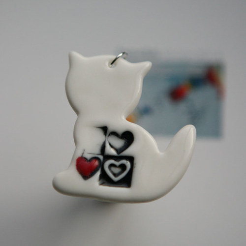 Kočka srdcatá (porcelánový přívěs) — foto 4