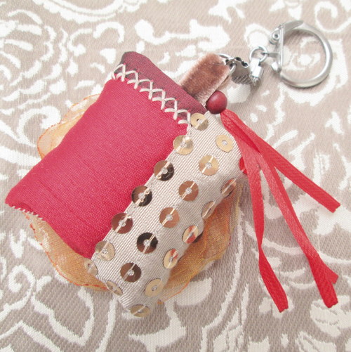 Přívěsek Coussin.pour.les.clefs.IX. — foto 6