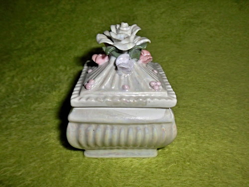 Biela porcelánová šperkovnica — foto 2