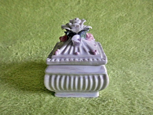Biela porcelánová šperkovnica — foto 3