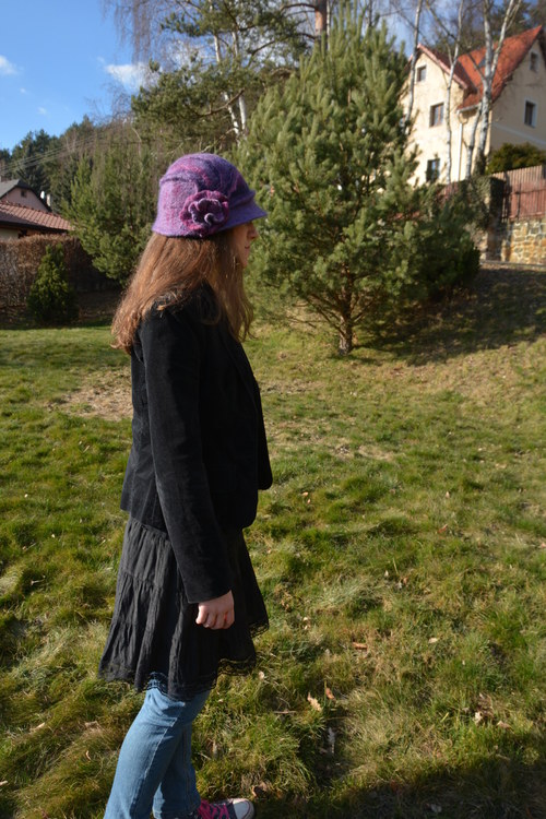 Fialový plstěný klobouček — foto 3