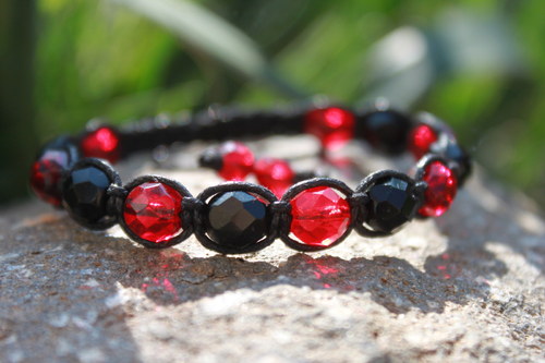 Vášeň a cit.. Náramek makramé/shamballa — foto 2