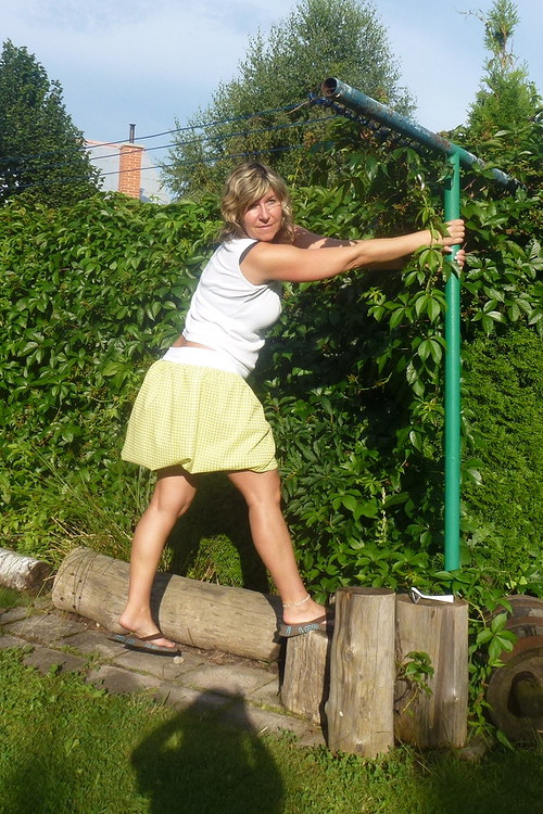 Sukýnka ZELENÁ S BÍLÝMI PUNTÍKY — foto 2