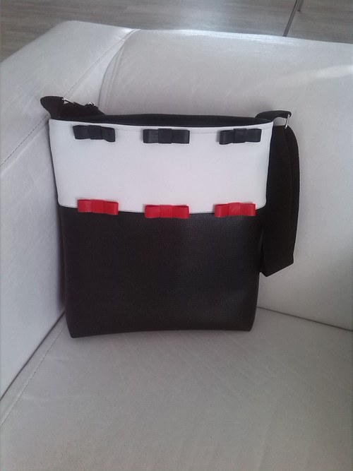 Černobílá s mašličkami:) — foto 2