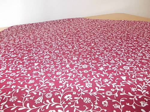 Ubrus - bílá kytička na bordó — foto 2