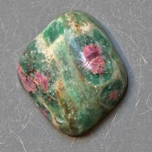 Rubín ve fuchsitu- kabošon — foto 3
