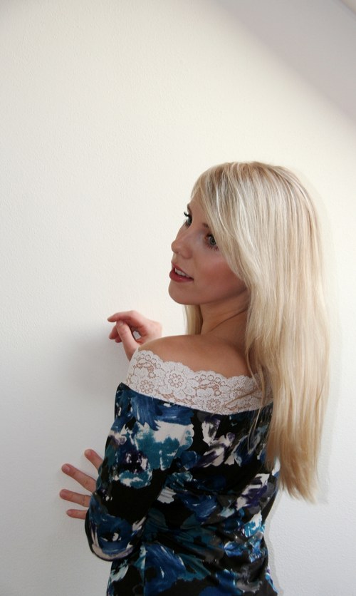 Něžné krajkové triko modrohnědé — foto 2