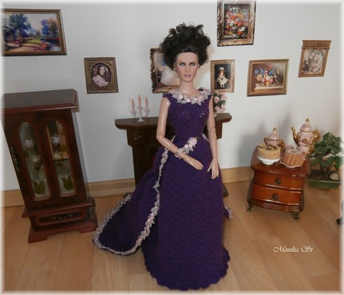 Háčkované šaty s vlečkou pro panenku tonner — foto 2