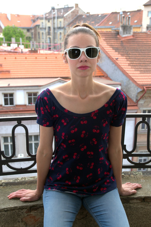 Cherry T- shirt - velký výstřih — foto 3