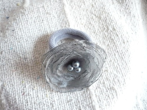 Šedostříbrná gumička — foto 2