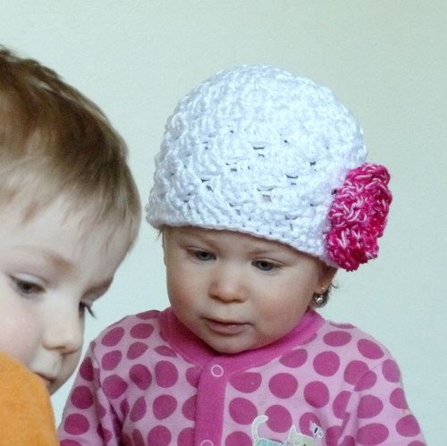 Háčkovaná čapka s kytkou — foto 5