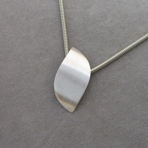 Stříbrný minimalistický přívěsek — foto 3