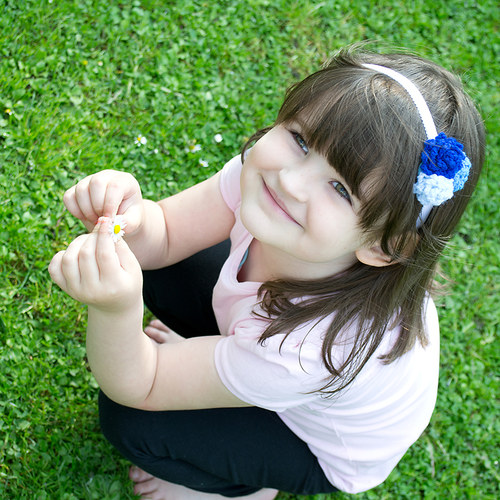 Dívčí čelenka s háčkovanou květinou — foto 3