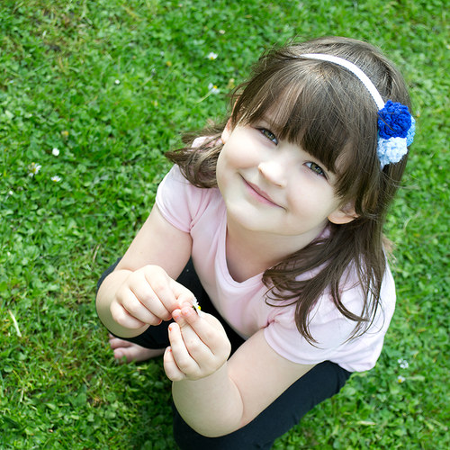 Dívčí čelenka s háčkovanou květinou — foto 4