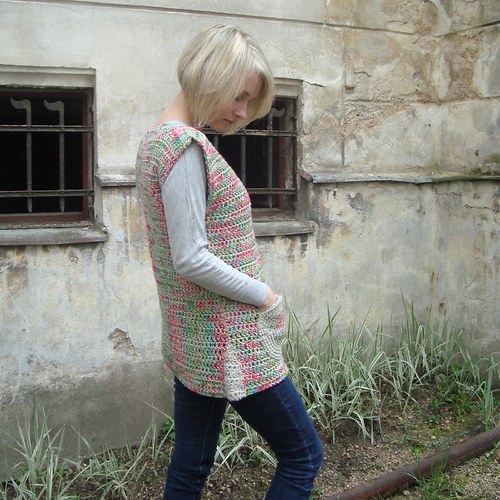 Háčkovaná vesta s kapsou — foto 2