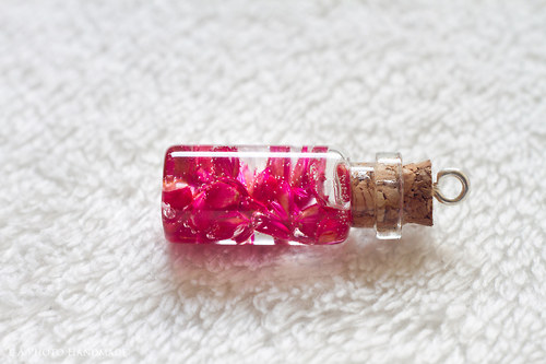 Dark pink balls in glass — foto 3