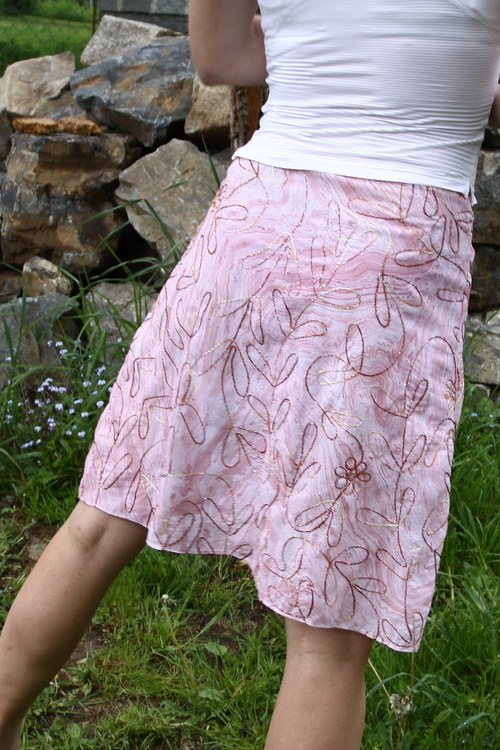 Sukně vel. M vyšívaná strojově — foto 2