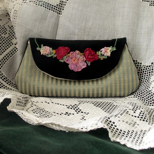 Taštička se stužkovou výšivkou — foto 2