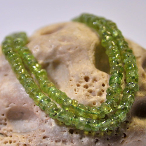 PERI 1O7 OLIVÍN Peridot heishi 4x2mm /6ks — foto 2