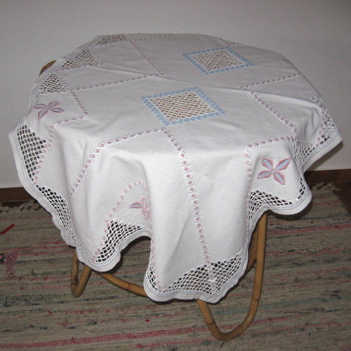 Zajímavě vyšívaný ubrus — foto 2