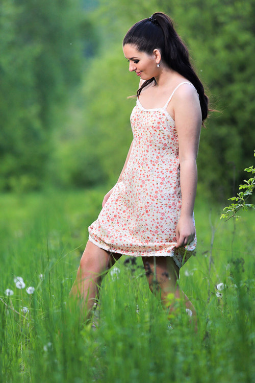 Šaty na ramínka s kytičkami — foto 2