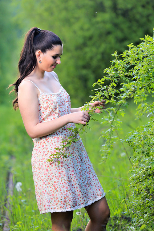Šaty na ramínka s kytičkami — foto 3