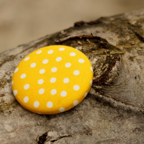 Žluté retro puntíkované buttonky — foto 3