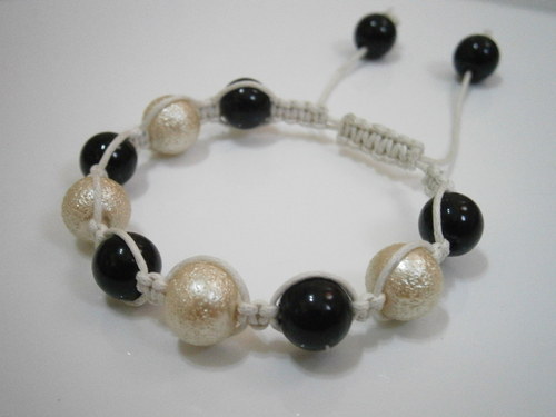 Náramek Shamballa béžový/černý — foto 3