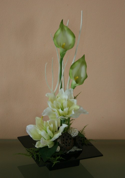 Ikebana s amarylisy a kalami — foto 3