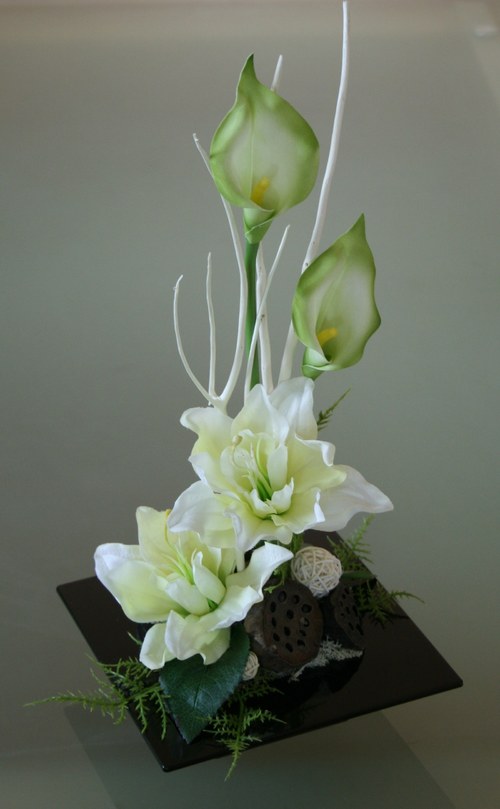 Ikebana s amarylisy a kalami — foto 5