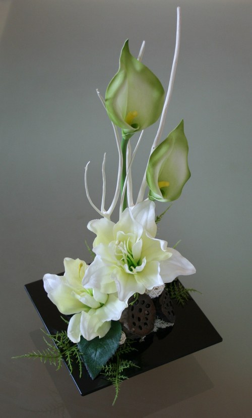 Ikebana s amarylisy a kalami — foto 6