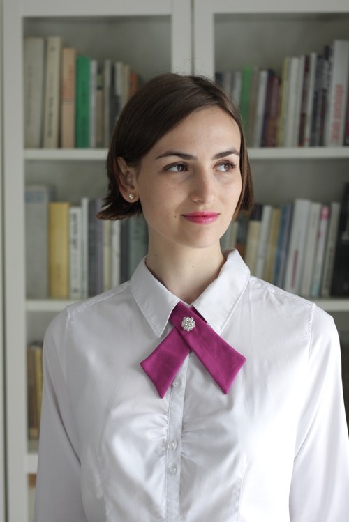 Dámská kravata "Blaník" s broží — foto 3